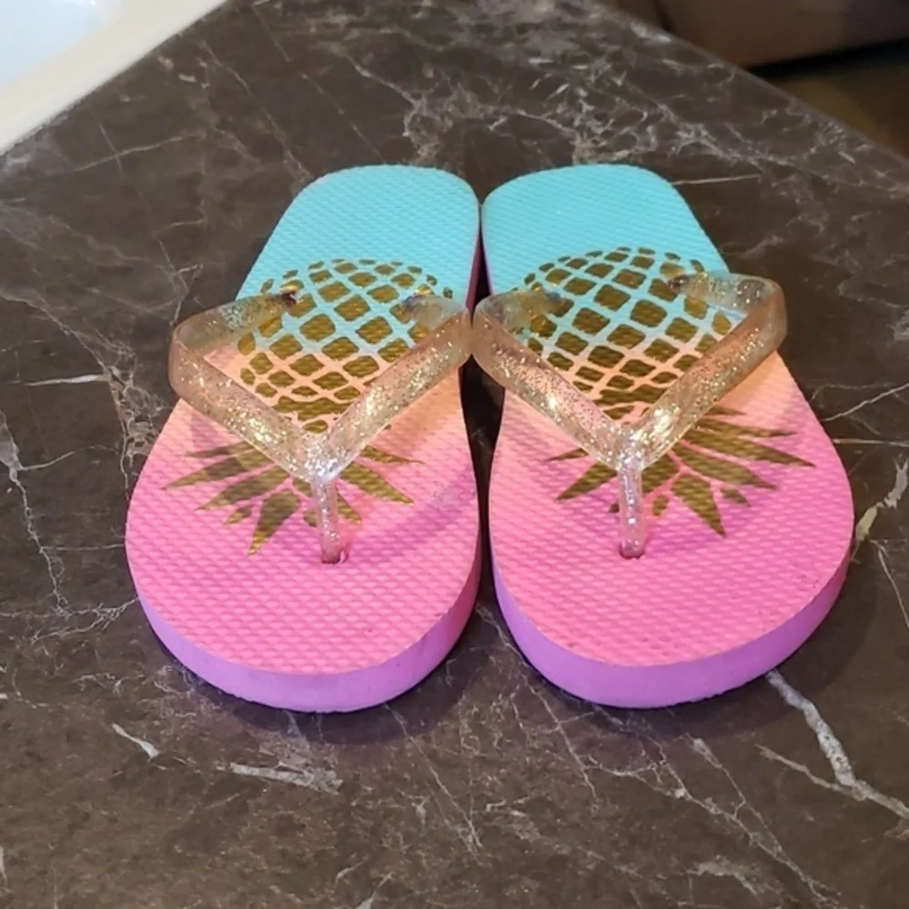 Children's place flip flops size 12/13‎